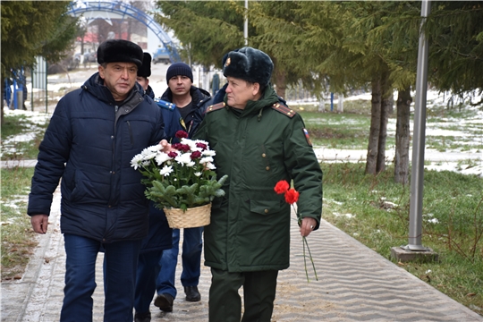 Состоялось возложение цветов к памятнику павшим воинам, монументу Славы: «спасибо вам, ветераны, за Победу, за счастливое детство».