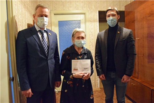Долгожительницу Московского района г. Чебоксары Любовь Толстову поздравили на дому с 95-летием
