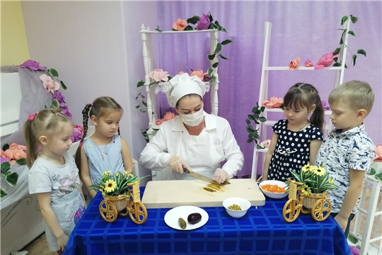 «Азбука профессий: от А до Я»: для дошкольников г. Чебоксары организован кулинарный мастер-класс от шеф-повара
