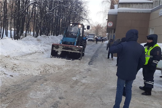 Не стойте на пути снегоуборочной техники – перемещайте транспортные средства
