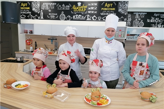 В ДК «Арт Ровесник» работает студия «Маленький повар»