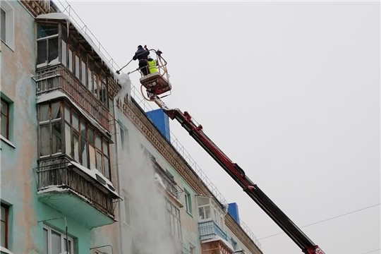 В Чебоксарах организована работа по уборке снега, сосулек и наледи