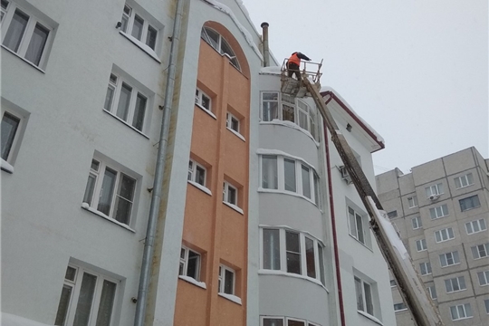 В Чебоксарах организована работа по уборке снега, сосулек и наледи