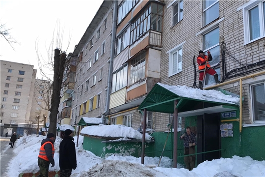 Управляющие организации г. Чебоксары проводят противогололедные мероприятия и устраняют снежно-ледяные образования