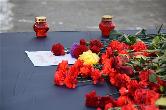 Делегация Московского района г. Чебоксары возложила цветы в память о погибших в Донецке