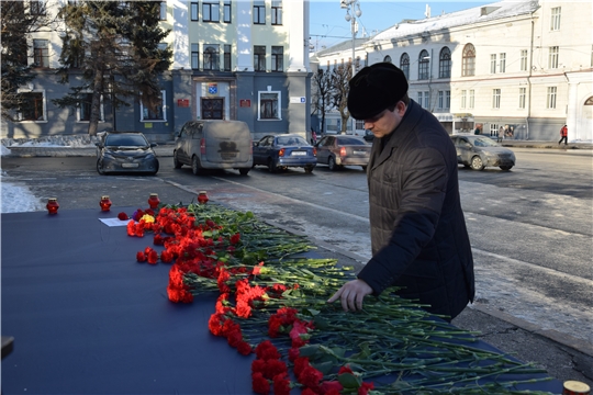 Делегация Московского района г. Чебоксары возложила цветы в память о погибших в Донецке
