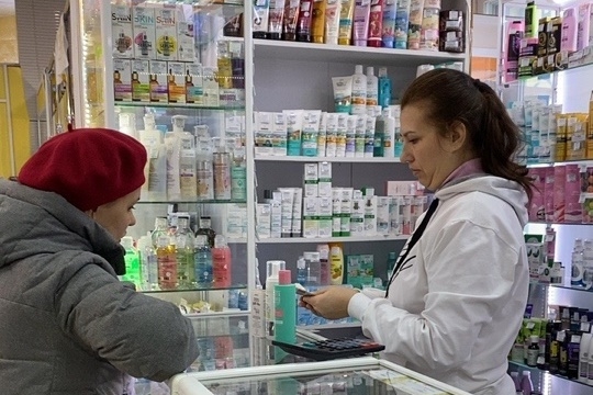 Носить медицинские маски в общественных местах и транспорте пока обязательно