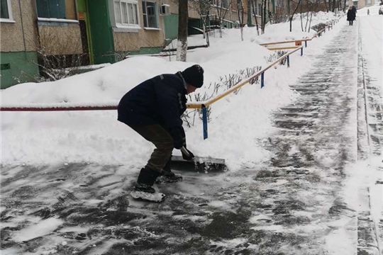 Зима не отступает: работники отрасли ЖКХ г. Чебоксары вышли на уборку закрепленных территорий
