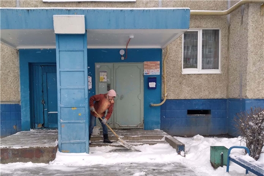 Зима не отступает: работники отрасли ЖКХ г. Чебоксары вышли на уборку закрепленных территорий