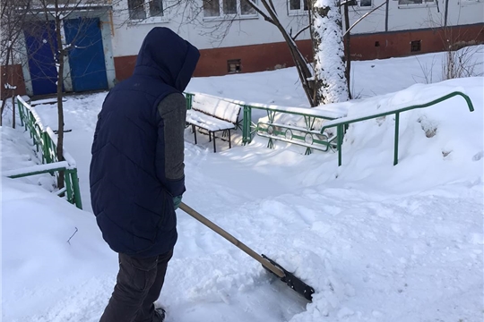 С самого утра работники жилищно-коммунального хозяйства организовали уборку своих территорий