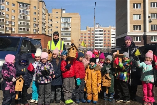 Для детей микрорайона «Волжский-3» г. Чебоксары провели экологическую акцию по обустройству скворечников
