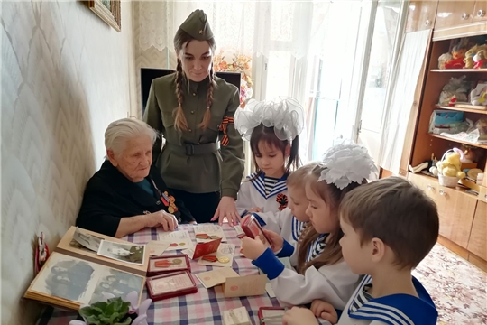 В Чебоксарах проходит патриотическая акция «Цветок ветерану»