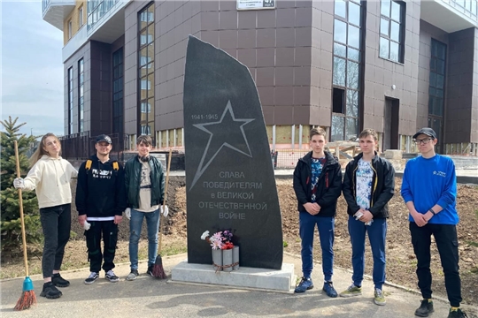 Молодежь г. Чебоксары присоединилась к Всероссийскому субботнику по благоустройству воинских мемориалов и захоронений