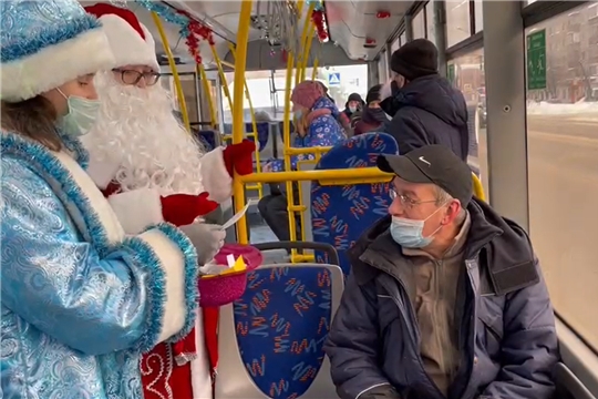 Новочебоксарцы проехались на праздничном троллейбусе с Дедом Морозом и Снегурочкой 