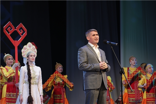Олег Николаев в Новочебоксарске посетил фестиваль единства народов и культур и концерт ансамбля "Донбасс"