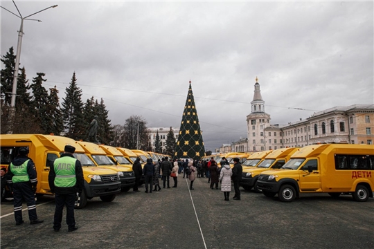 Школы республики получили 37 новых автобусов