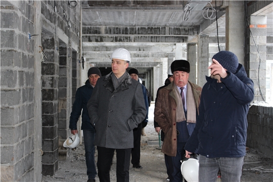 Министр образования провел планерку в строящейся школе в мкр. «Садовый»