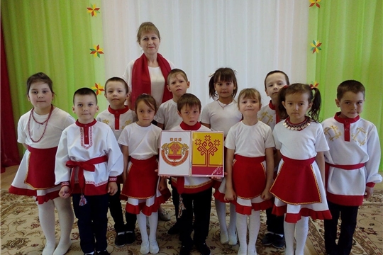 Более 2 тысяч человек приняли участие в акции, посвященной 30-летию государственных символов Чувашской Республики