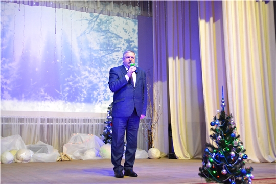 Глава администрации Порецкого района Евгений Лебедев поздравил отличников учебы с Новогодними и Рождественскими праздниками