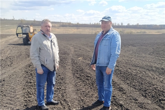 Евгений Лебедев ознакомился с ходом весенне-полевых работ в сельхозпредприятиях района
