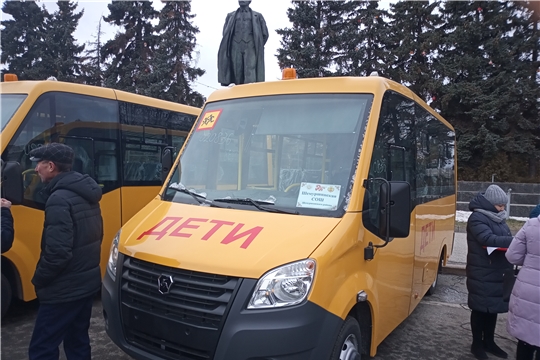 Шемуршинская школа получила новый автобус