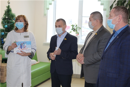 Медиков Шемуршинского района поздравили с наступающими праздниками