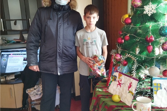 Дети-сироты и дети, оставшиеся без попечения родителей, получили новогодние подарки