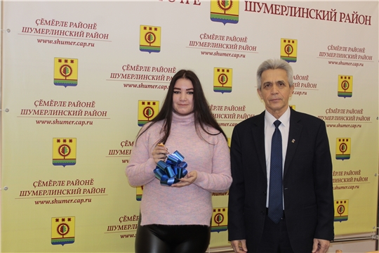 Глава администрации Шумерлинского района вручил ключи от квартиры сироте Макаровой Диане