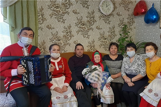 90-летний юбилей торжественно отметила жительница д.Молгачкино Андрюшкина Евгения Васильевна