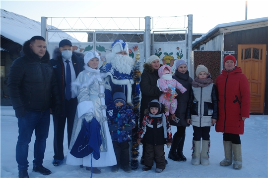 Виктор Горбунов и Дмитрий Григорьев сделали подарки детям из семей Шумерлинского района