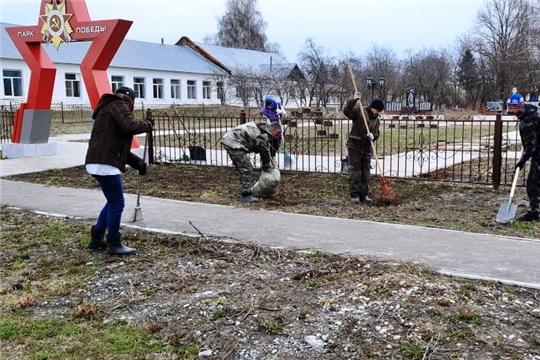 Уборка территории Парка Победы в деревне Шумерля