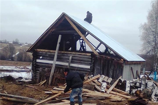 Начат ремонт крыши ритуального домика в д.Чертаганы