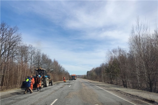 В Шумерлинском муниципальном округе продолжается ямочный ремонт дорог