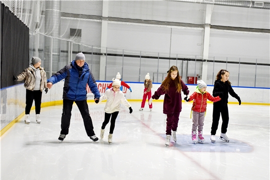 На коньки – всей семьей: в Региональном центре по хоккею прошли мастер-классы для детей и родителей