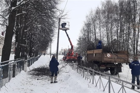 В п. Урмары ведутся работы по санитарной обрезке деревьев, расположенных вблизи линий электропередачи