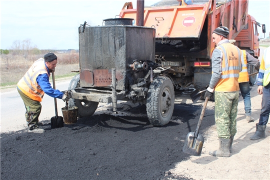 В Урмарском районе активно ведется ямочный ремонт автодорог