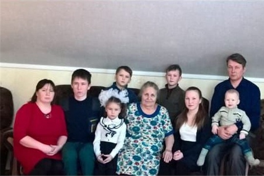 Многодетная семья Порфирьевых из Урмарского района удостоена медали ордена «Родительская слава»
