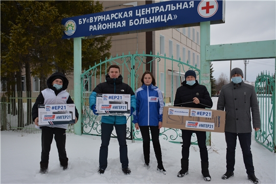 Представители "Молодой Гвардии" оказали помощь Вурнарской районной больнице