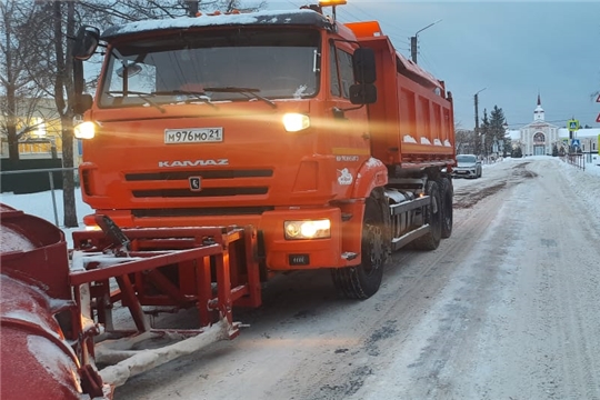 В поселке Вурнары продолжается расчистка дорог от снега