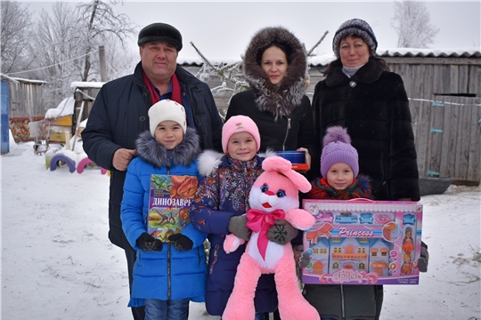 Глава Ядринской районной администрации Александр Семёнов присоединился к Всероссийской благотворительной акции «Елка желаний»