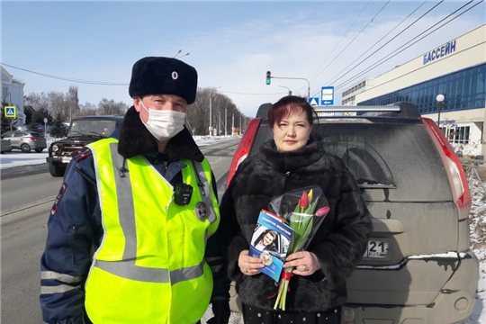 В Ядрине сотрудники Госавтоинспекции присоединились к Всероссийской акции «Цветы для автоледи»