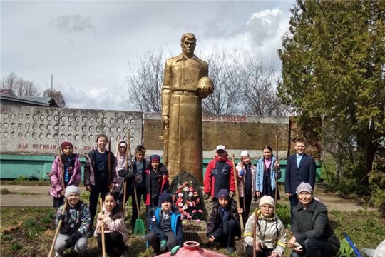 Благоустройство территории памятника в д.Верхние Ачаки