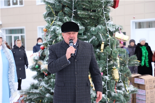 Глава администрации Яльчикского района Леонард Левый поздравил коллектив Яльчикской ЦРБ с наступающими Новогодними праздниками