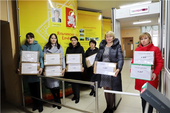 Работники администрации Яльчикского района собрали гуманитарную помощь российским военным