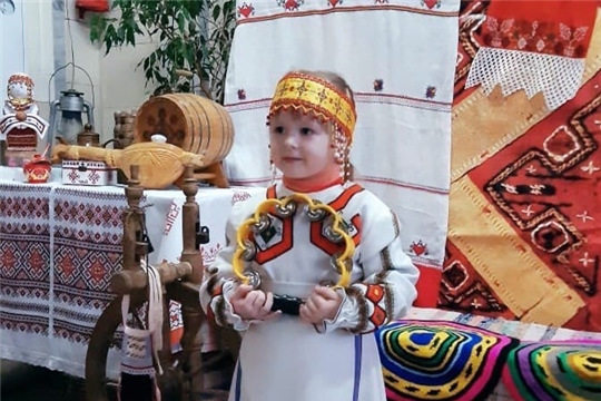 Воспитанники дошкольных образовательных учреждений познают таинства чувашской вышивки
