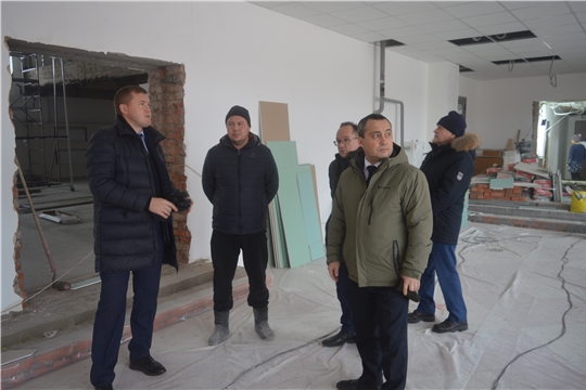 Владимир Михайлов проверил ход ремонтных работ в Доме культуры с.Янтиково