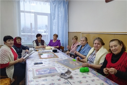 Предновогоднее заседание рукодельниц женского клуба «Тĕпел» в Яншихово-Норвашской библиотеке