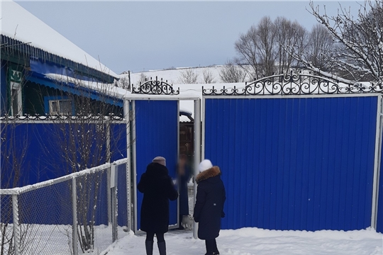 Социальные работники продолжают посещать пожилых граждан района