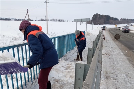 Дорожники продолжают очистку от снега тротуаров на мостовых сооружениях