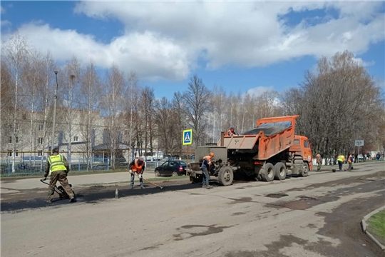 В Янтиковском районе приступили к ямочному ремонту дорог